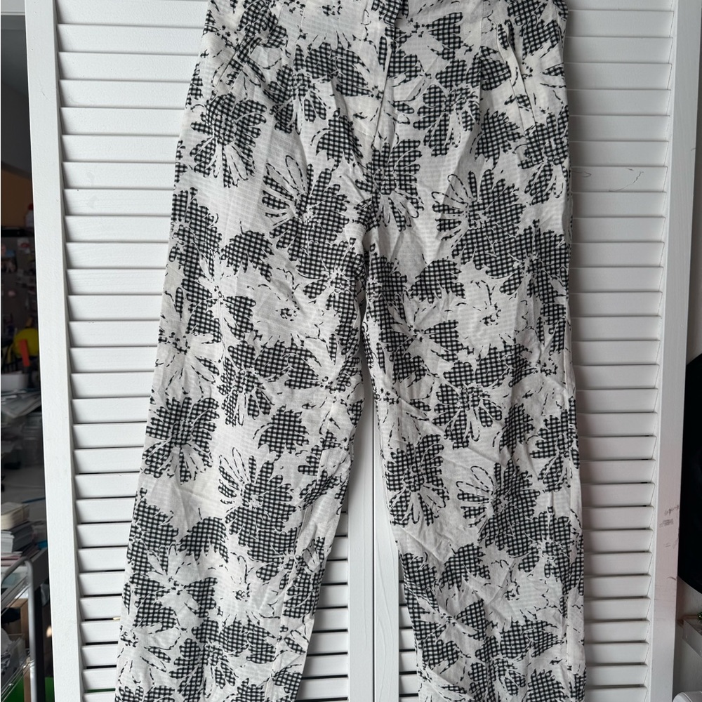 NWOT! Free People cotton black & white floral pants
Size: 2